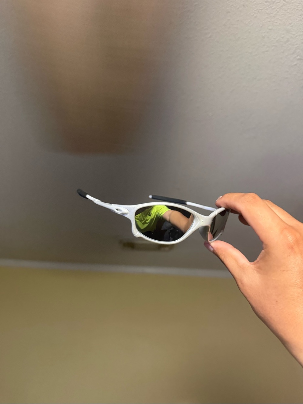 White Sports Sunglasses with Mirrored Lenses - Performance Wearable oaklwy